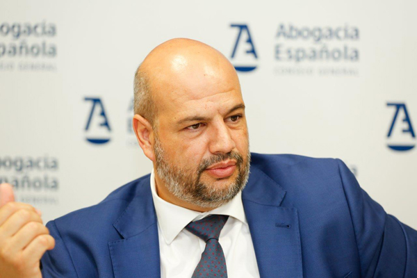 Enrique Zarza en un acto de la Abogacía Española